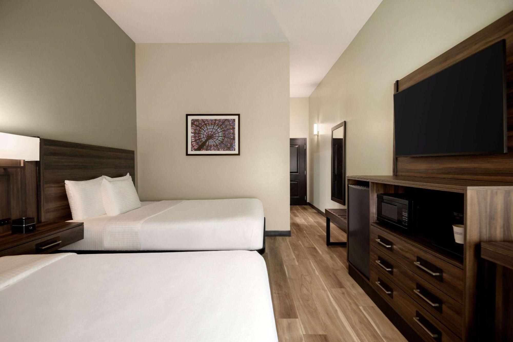 La Quinta By Wyndham Gonzales La Hotel Exterior photo