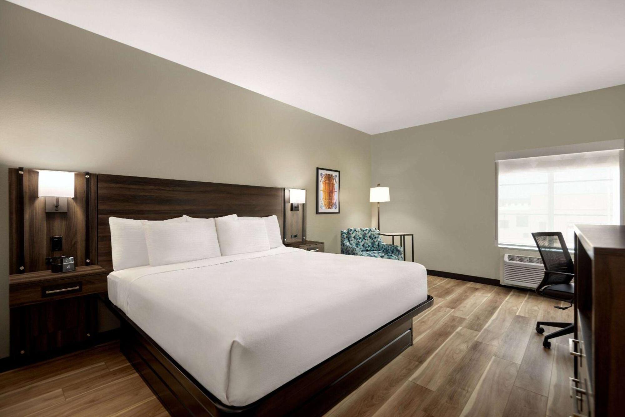 La Quinta By Wyndham Gonzales La Hotel Exterior photo