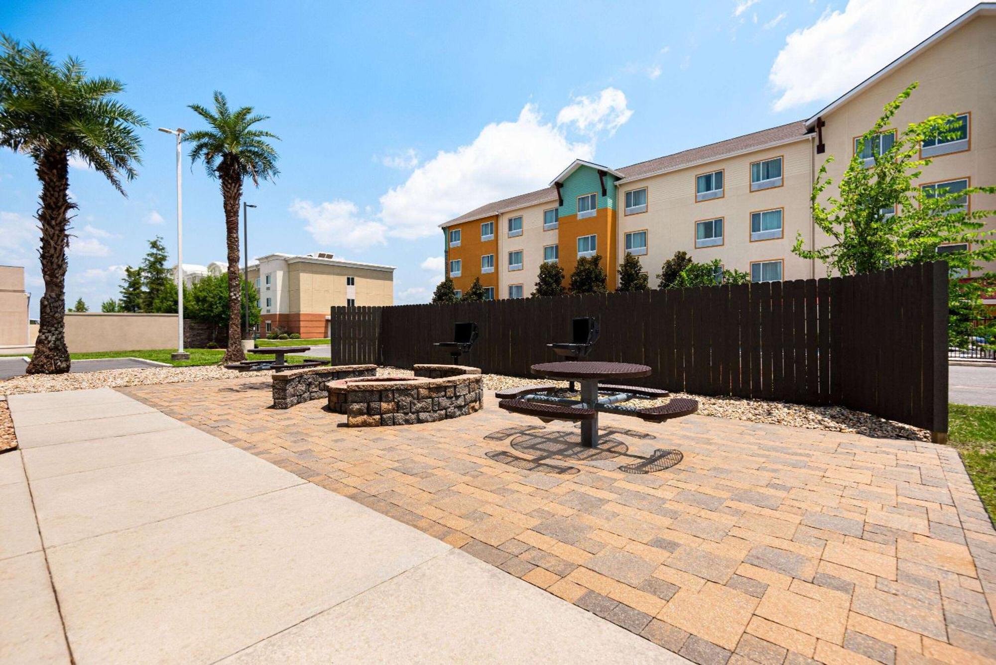 La Quinta By Wyndham Gonzales La Hotel Exterior photo