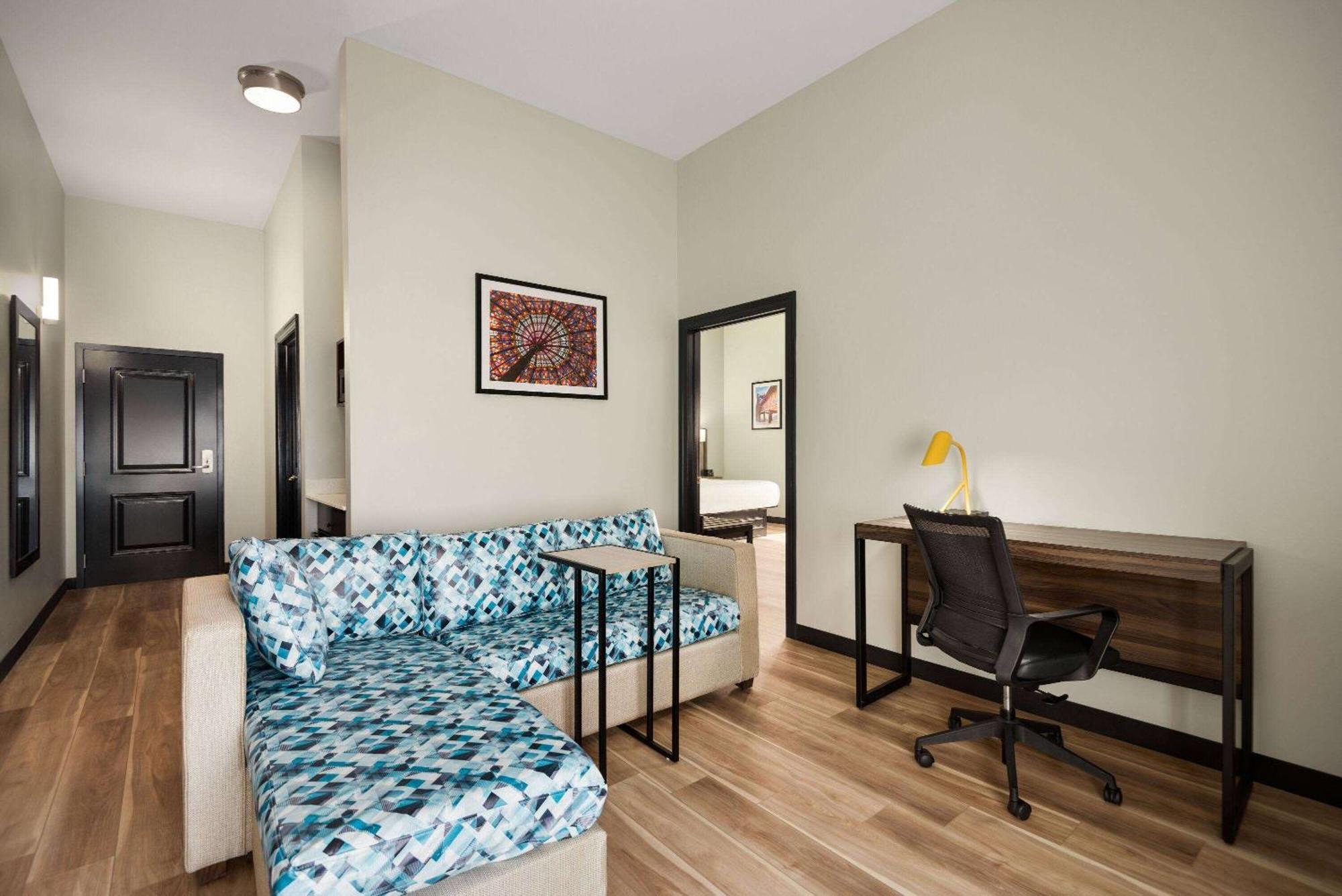 La Quinta By Wyndham Gonzales La Hotel Exterior photo