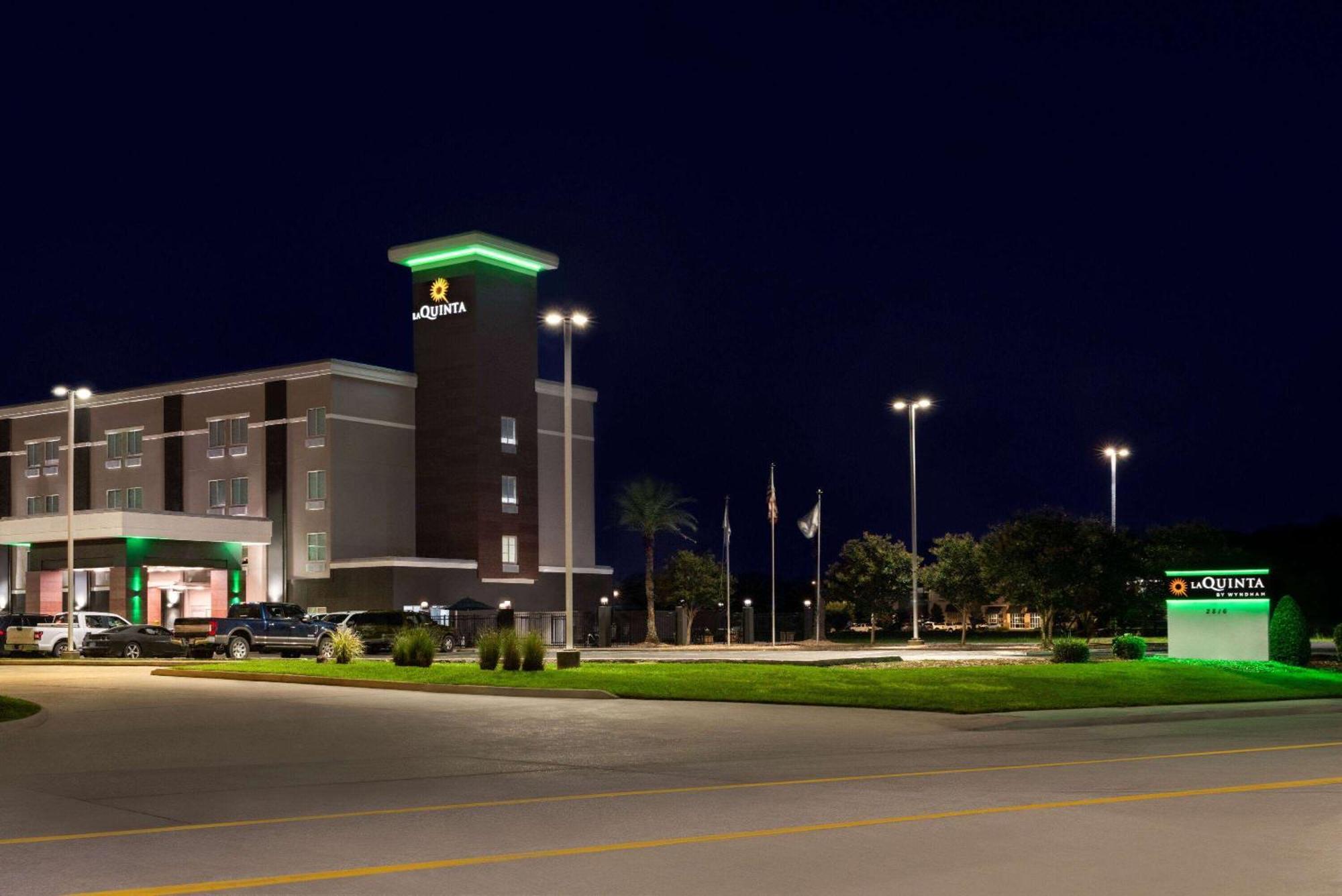 La Quinta By Wyndham Gonzales La Hotel Exterior photo