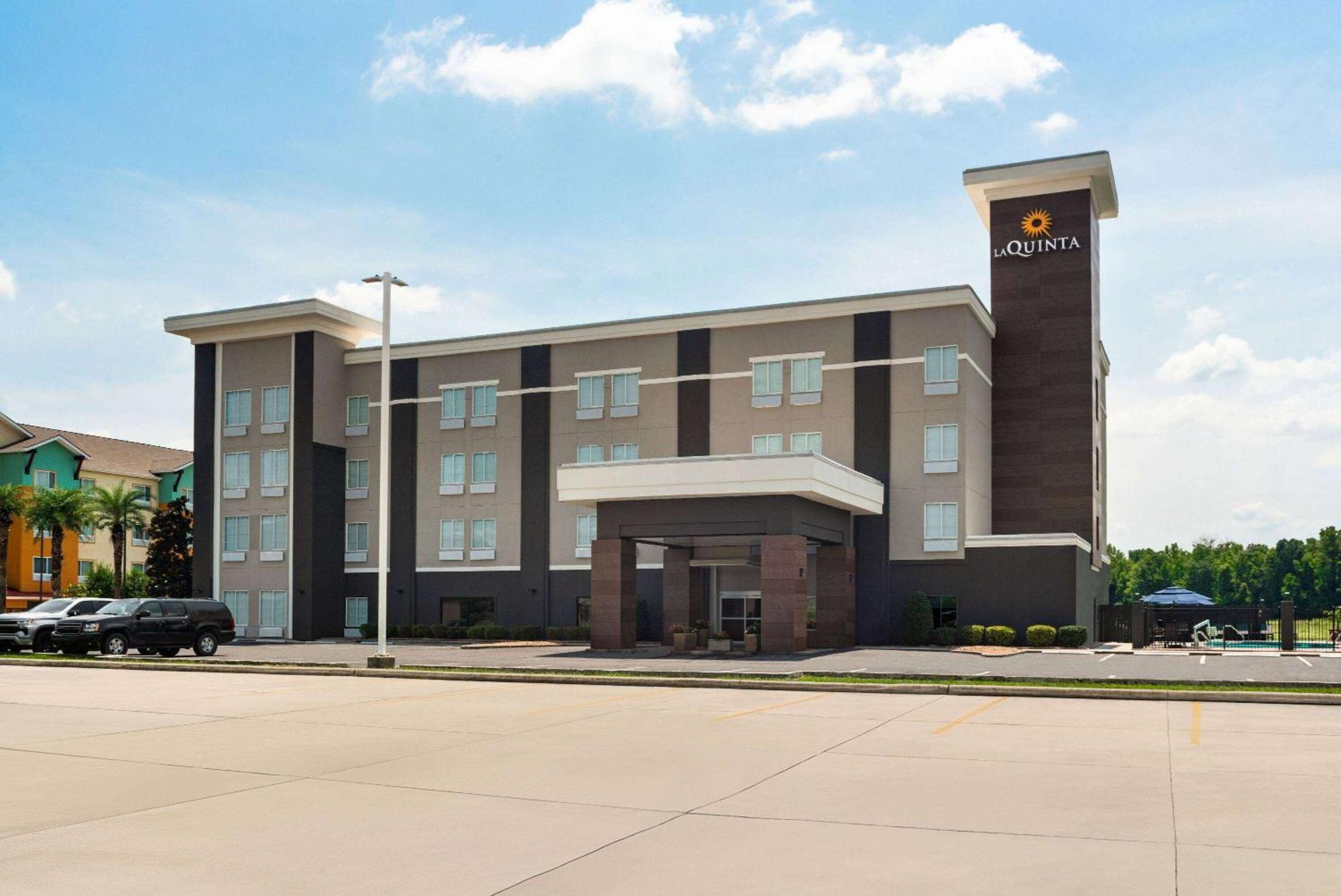 La Quinta By Wyndham Gonzales La Hotel Exterior photo